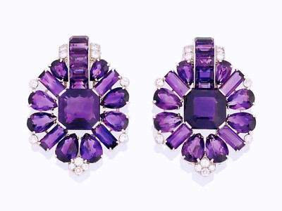 ART DECO风格紫水晶配钻石夹式胸针
CARTIER，约1935年
以盾牌为造型设计
中央镶嵌方形切角紫水晶
围镶梨形及长方形紫水晶
配镶钻石