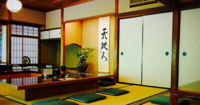京都岚山松籁庵是一家以豆腐料理闻名的怀石料理名店。餐厅紧邻桂川，开在昭和早期时代某位政治家的别邸内，极具日式风情。