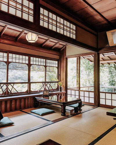 京都岚山松籁庵是一家以豆腐料理闻名的怀石料理名店。餐厅紧邻桂川，开在昭和早期时代某位政治家的别邸内，极具日式风情。