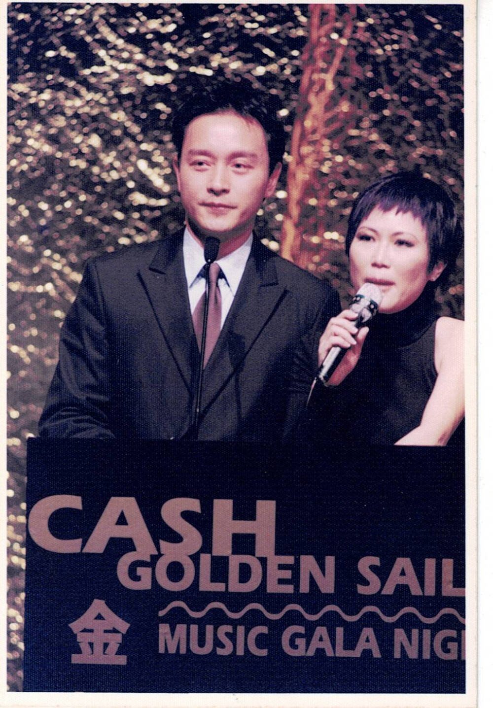 【转自:佐藤由美微博】2001年10月26日 ≪CASH 金帆音樂薈星夜≫
CASH 金帆獎頒獎禮（ CASH Golden Sail Award Annual Gala Night）
地點：香港 湾仔會議展覧中心 晚上8點～
2001年最佳男歌手：張學友,陳奕迅
2001年 最佳女歌手,最佳歌曲：王菲
Leslie在頒獎典禮開始時唱了一首歌“挪亞方舟”
張國榮頒獎給王菲
那時Leslie的評論好笑
「這獲獎獎杯看起來像魚翅一樣好酷
我獲得的商業電台獲獎獎杯…看起來像牛糞...哈哈哈」