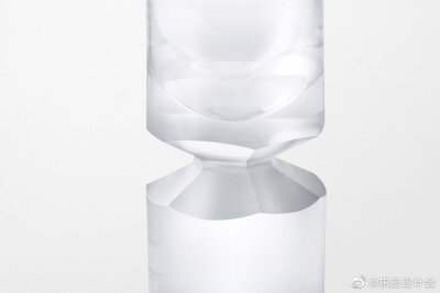 beaver系列是nendo专门为捷克水晶玻璃制造商Lasvit设计的一组六件套玻璃器皿，包括葡萄酒杯、平底玻璃杯、威士忌酒杯、玻璃瓶、长笛玻璃杯、迷你酒杯（一口杯）。#求是爱设计#