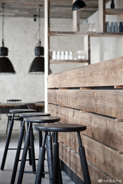 Norm Architects和丹麦设计公司Menu合作为哥本哈根Cofoco旗下的餐厅设计了室内空间和定制餐具。新的餐厅被命名为“Höst”，它结合了浪漫主义与现代主义的特征。#求是爱设计#