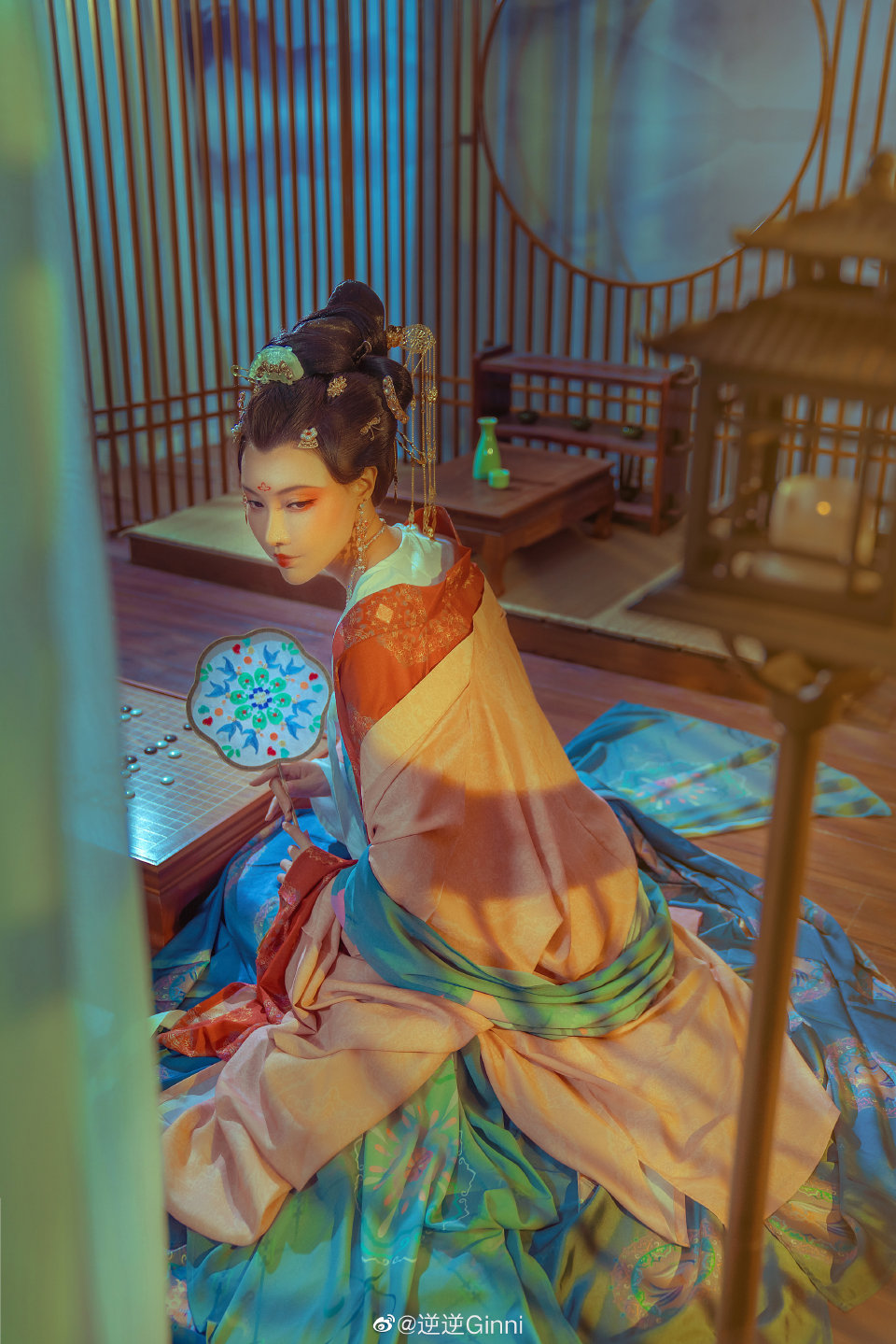 朱颜染尘
愿不负时光，不负努力，人心人安，花好月圆，元宵节快乐！
出镜@逆逆Ginni
摄影@penny-欧巴 ​​​