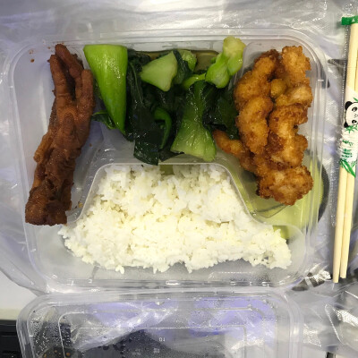 02.21✅今日份午饭，食堂，今天吃的鸡爪排条青菜，哈哈哈，是不是略丰盛，昨天吃的芹菜➕排条，都很完美。