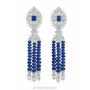 Harry Winston 推出新一季高级珠宝系列——「Fifth Avenue」，设计灵感源自纽约「第五大道」的经典地标——大都会艺术博物馆、洛克菲勒中心、亿万富豪街、熨斗区、华盛顿广场拱门，Harry Winston 旗舰店亦坐落于这条著名街道。 ​​​