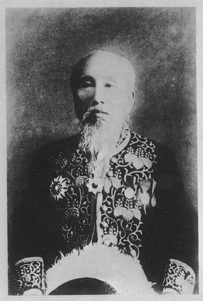 西村茂树，明治初的启蒙学者、道德伦理学者，通晓儒学及兰学，1854年后的15年间，参与佐仓藩的藩政。1869年任佐仓藩大参事。1870年辞去官职，投身学术界和教育界。曾参加明六社，于1876（明治9）年设立东京修身学社，于1887（明治20）年扩大日本弘道会，出版《日本道德论》。其倡导国民道德，是国粹主义的先驱者。