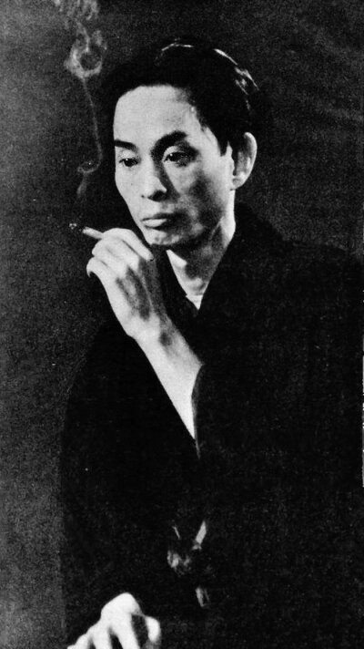 川端康成（かわばた やすなり，1899-1972），日本文学界“泰斗级”人物，新感觉派作家，著名小说家。1968年以《雪国》、《古都》、《千只鹤》三部代表作获得诺贝尔文学奖，亚洲第二位获诺贝尔文学奖的人。