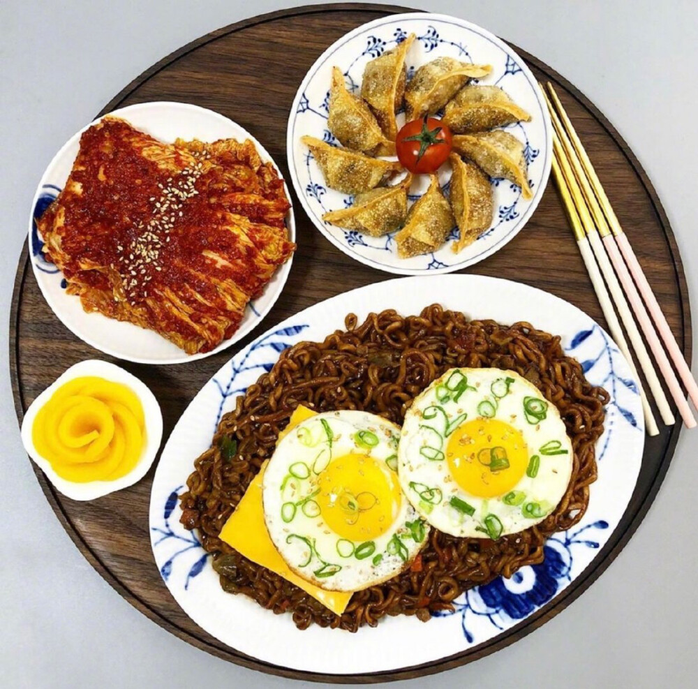 美食·韩料
紫菜包饭 冷面 韩式拌饭 大酱汤 炸酱面 泡菜