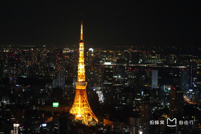 东京塔（日语：东京タワー）是东京的地标性建筑物，位于东京都港区芝公园，高332.6米。东京塔除主要用于发送电视、广播等各种无线电波外、还在大地震发生时发送JR列车停止信号，兼有航标、风向风速测量、温度测量等…