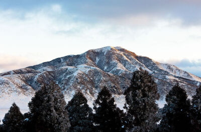 阿苏山是日本著名活火山。位于九州岛熊本县东北部，是熊本的象征，以具有大型破火山口的复式火山闻名于世。略呈椭圆形，南北长24公里，东西宽18公里，周围约120公里，面积250平方公里。地处东西走向的白山火山带和南…