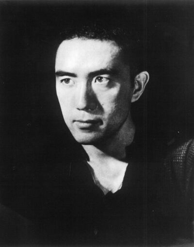 三岛由纪夫（Yukio Mishima，1925年1月14日 - 1970年11月25日），原名平冈公威，出生于日本东京，毕业于东京帝国大学（今东京大学），是日本当代小说家、剧作家、记者、电影制作人和电影演员。主要作品有《金阁寺》…