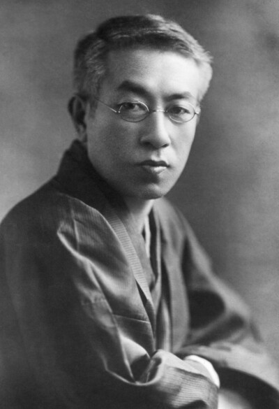 岛崎藤村（1872－1943）日本的诗人、小说家。原名岛崎春树。参加了北村透谷等创办的杂志《文学界》，以第一本浪漫诗集《若菜集》，开创了日本近代诗的新境界。之后转向小说发展，发表了《破戒》，开创了日本自然主义…