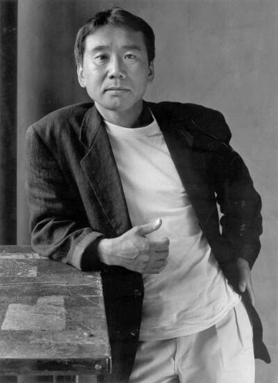 村上春树，日本后现代主义作家，1949年1月12日生于京都伏见区。毕业于早稻田大学第一文学部演剧科。
村上春树29岁开始写作，第一部作品《且听风吟》即获得日本群像新人奖，1987年第五部长篇小说《挪威的森林》上市至…