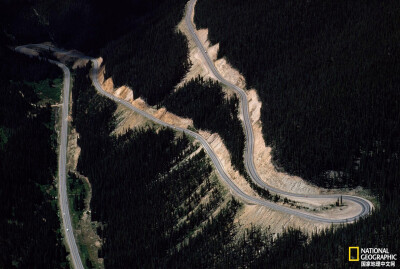 蜿蜒曲折
在科罗拉多州的落基山国家公园，公路沿着山脊蜿蜒而上。从下往上驾驶这条路意味着要向上爬升1200多米。摄影：NICHOLAS DEVORE II