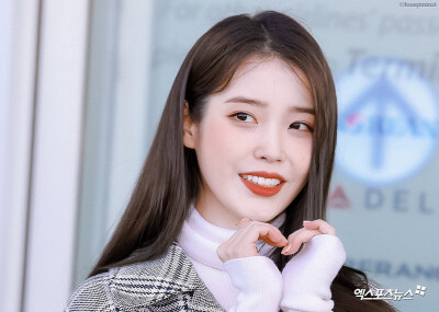 IU | 米兰时装周仁川机场
cr:花崎敏子