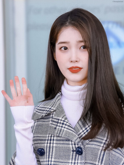 IU | 米兰时装周仁川机场
cr:花崎敏子