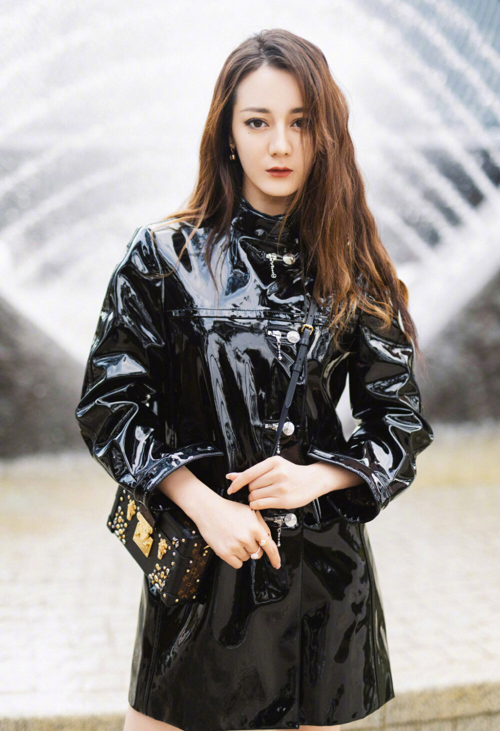 迪丽热巴酷美皮衣活动图片