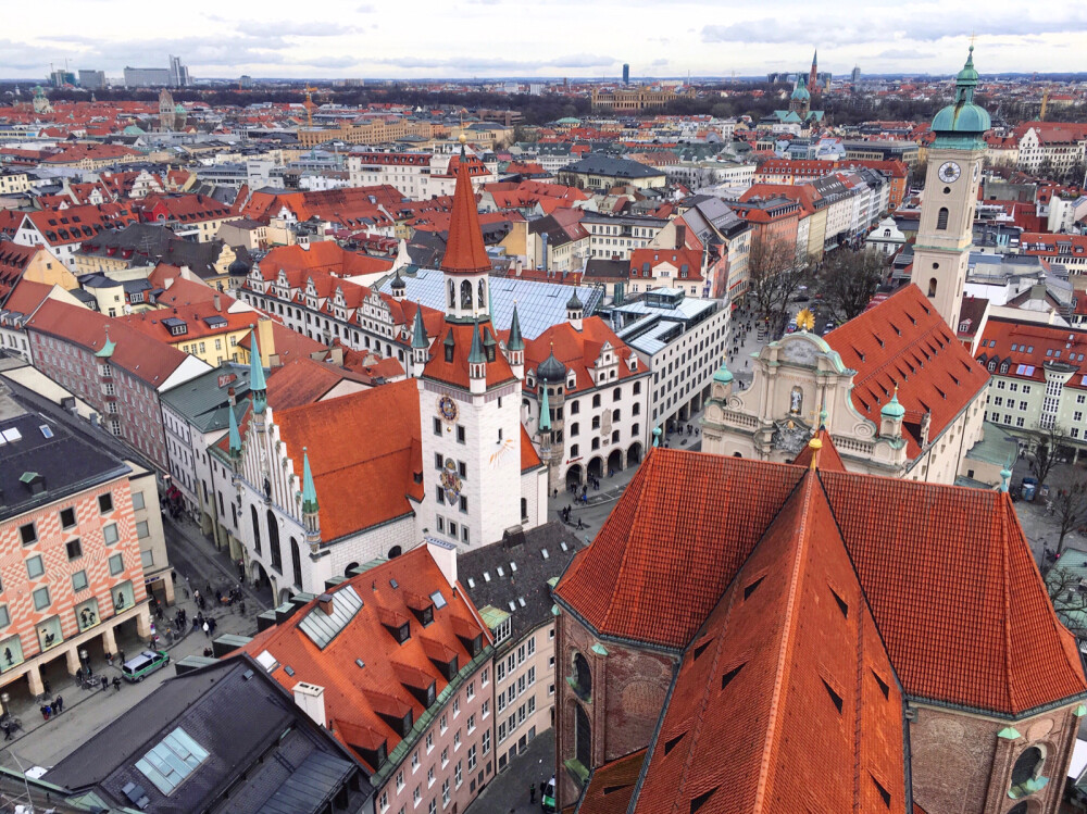 德国 慕尼黑 玛丽亚广场
老彼得教堂的钟楼上
Marienplatz, Munich, Germany
May, 2015