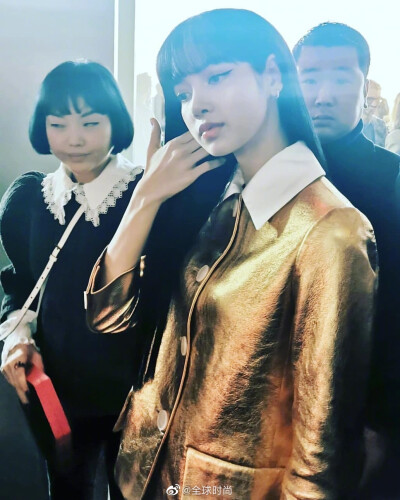 #Lisa金色套装# Lisa现身米兰时装周出席PRADA F/W20 秀场，一身金色利落套装，搭配黑直发更显干净清爽，纤细四肢高挑身材完美驾驭，打招呼时有种大佬巡视即视感～