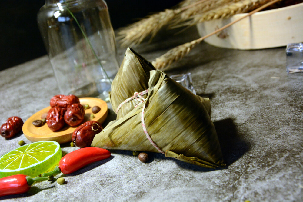 粽子 端午节 煮熟的 食物 食品 美味 甜的 中国食品 传统节日 中国节日 中国传统文化 中国传统美食 屈原 黏 软 江米 三角形 包装 叶子 竹叶 苇叶 静物 绿色 青色 糯米 枣 红枣 大枣 干枣 滋补的 绿豆 豆类 咖啡豆 香醇 柠檬切片 红辣椒 冰块 凉 麦穗 小麦 玻璃瓶
