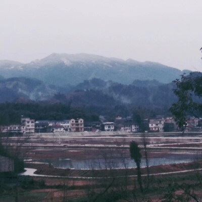 谁说春天来了
那是日历撒的谎
只要还有一些山
冰封雪飘
我们就不忍心
立春