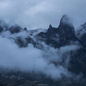 “寺古寒客雪，山空茶声燃”
微博 ©️ 纯摄
