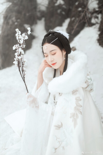 我寄人间雪满头。
出镜：@尹小忘Lindsay
摄影：@一千零一梦-
#南宁约拍##北京约拍# 