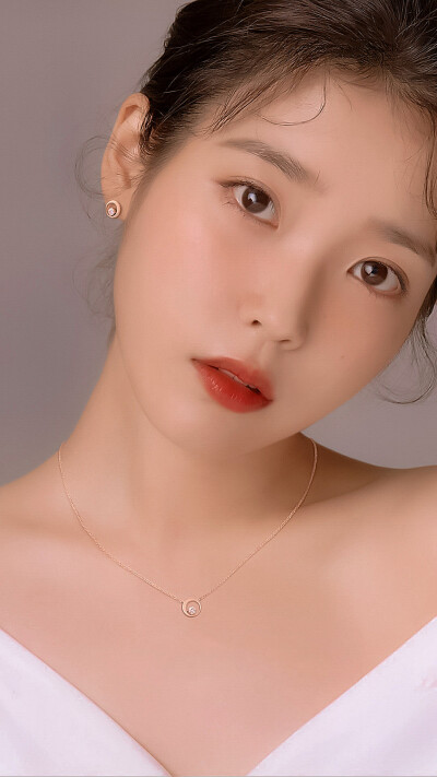  IU | J.Estina
cr:边五爷