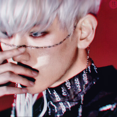 星空迷上了山野，有雾有灯也有归人。