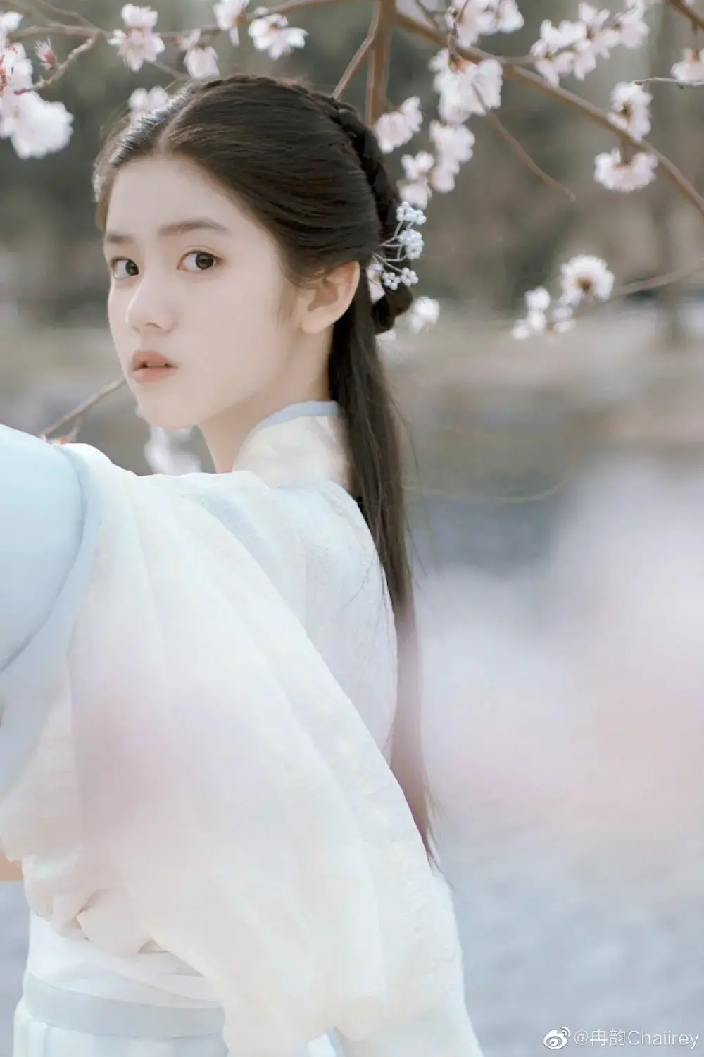 透月欲思君，欲表己意。而视满星，黯然下泪。