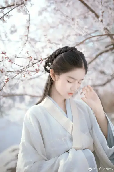 透月欲思君，欲表己意。而视满星，黯然下泪。