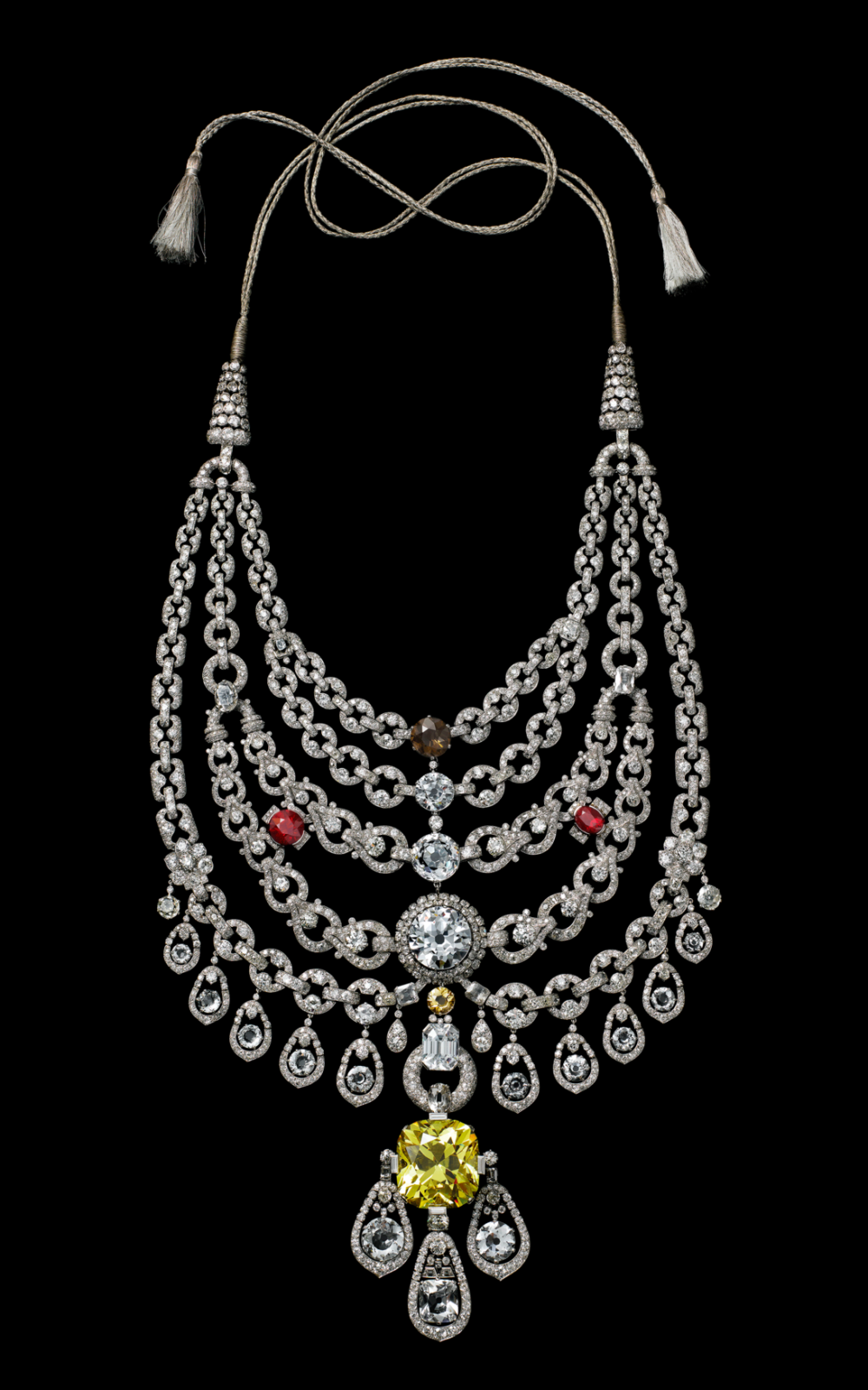 史上最华丽钻石项链，壕无人性闪瞎眼
这条项链名叫Cartier Patiala Necklace，1928年由Cartier 设计制作，委托者是印度Patiala王公巴平德·辛格（Bhupinder Singh）
这大概是我们能看到最豪华的项链，包括2930颗钻石，主钻是234.65克拉的戴比尔斯钻（The De Beers Diamond），其余7颗大钻石从18-73克拉不等，基本每颗都是极品。
戴比尔斯钻是一颗颜色浓烈的黄钻，是当时世界第7大钻，切割之前大概有高尔夫球那么大，据说是辛格家族的传家宝。
项链基本设计是那个年代流行的Art Deco风格，每一个细节都是大写加粗的有钱任性，据说就是在上世纪20年代，这项链价值就达到惊人的几千万美元
花费近3年完成这条惊人的项链后，Cartier也倍感自豪，经巴平德的同意，在运往印度交货之前进行了展示。
