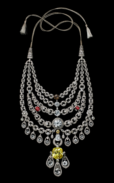 史上最华丽钻石项链，壕无人性闪瞎眼
这条项链名叫Cartier Patiala Necklace，1928年由Cartier 设计制作，委托者是印度Patiala王公巴平德·辛格（Bhupinder Singh）
这大概是我们能看到最豪华的项链，包括2930颗钻…