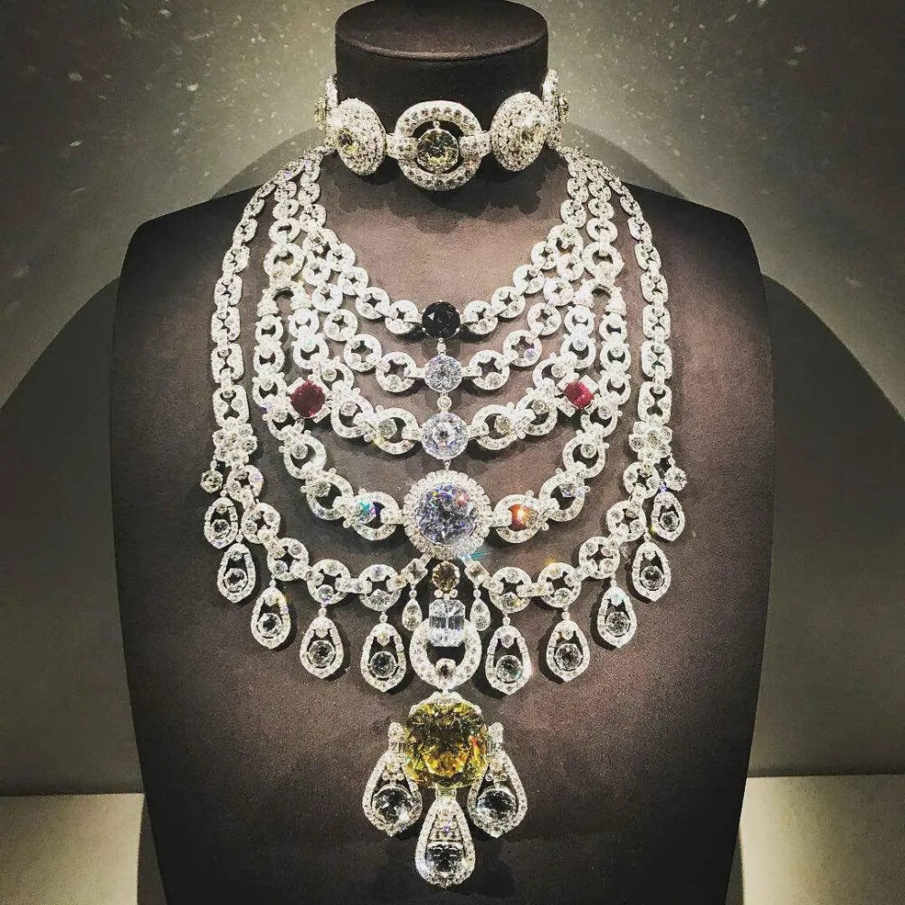 史上最华丽钻石项链，壕无人性闪瞎眼
这条项链名叫Cartier Patiala Necklace，1928年由Cartier 设计制作，委托者是印度Patiala王公巴平德·辛格（Bhupinder Singh）
这大概是我们能看到最豪华的项链，包括2930颗钻石，主钻是234.65克拉的戴比尔斯钻（The De Beers Diamond），其余7颗大钻石从18-73克拉不等，基本每颗都是极品。
戴比尔斯钻是一颗颜色浓烈的黄钻，是当时世界第7大钻，切割之前大概有高尔夫球那么大，据说是辛格家族的传家宝。
项链基本设计是那个年代流行的Art Deco风格，每一个细节都是大写加粗的有钱任性，据说就是在上世纪20年代，这项链价值就达到惊人的几千万美元
花费近3年完成这条惊人的项链后，Cartier也倍感自豪，经巴平德的同意，在运往印度交货之前进行了展示。
