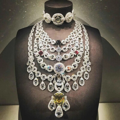 史上最华丽钻石项链，壕无人性闪瞎眼
这条项链名叫Cartier Patiala Necklace，1928年由Cartier 设计制作，委托者是印度Patiala王公巴平德·辛格（Bhupinder Singh）
这大概是我们能看到最豪华的项链，包括2930颗钻…