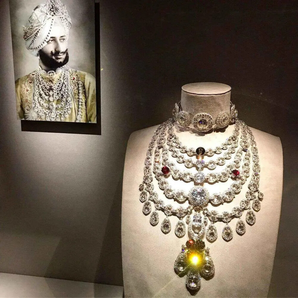 史上最华丽钻石项链，壕无人性闪瞎眼
这条项链名叫Cartier Patiala Necklace，1928年由Cartier 设计制作，委托者是印度Patiala王公巴平德·辛格（Bhupinder Singh）
这大概是我们能看到最豪华的项链，包括2930颗钻石，主钻是234.65克拉的戴比尔斯钻（The De Beers Diamond），其余7颗大钻石从18-73克拉不等，基本每颗都是极品。
戴比尔斯钻是一颗颜色浓烈的黄钻，是当时世界第7大钻，切割之前大概有高尔夫球那么大，据说是辛格家族的传家宝。
项链基本设计是那个年代流行的Art Deco风格，每一个细节都是大写加粗的有钱任性，据说就是在上世纪20年代，这项链价值就达到惊人的几千万美元
花费近3年完成这条惊人的项链后，Cartier也倍感自豪，经巴平德的同意，在运往印度交货之前进行了展示。
