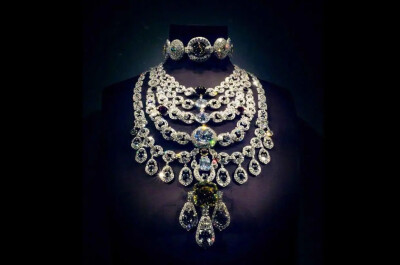 史上最华丽钻石项链，壕无人性闪瞎眼
这条项链名叫Cartier Patiala Necklace，1928年由Cartier 设计制作，委托者是印度Patiala王公巴平德·辛格（Bhupinder Singh）
这大概是我们能看到最豪华的项链，包括2930颗钻…