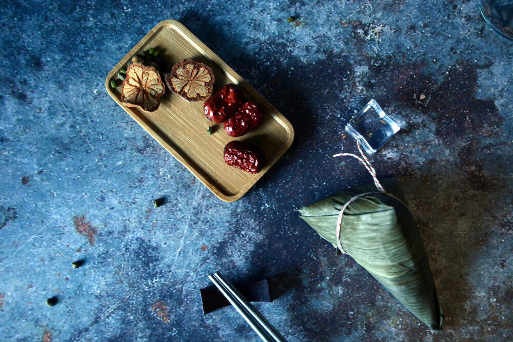 粽子 端午节 煮熟的 食物 食品 美味 甜的 中国食品 传统节日 中国节日 中国传统文化 中国传统美食 屈原 黏 软 江米 三角形 包装 叶子 竹叶 苇叶 静物 绿色 青色 糯米 枣 大枣 红枣 干枣 红色 滋补 绿豆 豆类 绿色 杂粮 咖啡豆 饮品 热饮 香醇 木托盘 麦穗 小麦 成熟的 筷子 中国餐具 玻璃咖啡罐 冰块 凉 枯叶 植物
