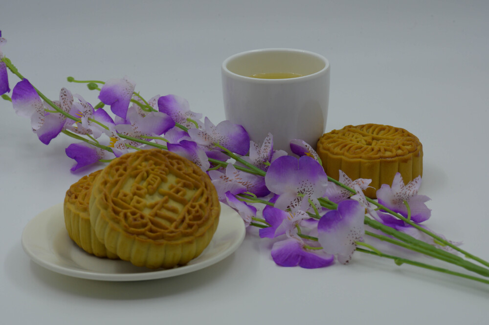 月饼 月团 小饼 丰收饼 团圆饼 甜的 面点 馅料 中式糕点 中式点心 中秋节 中国节日 传统节日 中国传统文化 八月十五 农历 团圆 嫦娥奔月 赏月 烤 烘焙 甜点 食物 食品 美食 美味 中国文化 膳食 饮食 点心 中国食品 文字 白色背景 白瓷盘 白瓷茶杯 茶 茶水 饮用 喝 紫花 装饰 圆形
