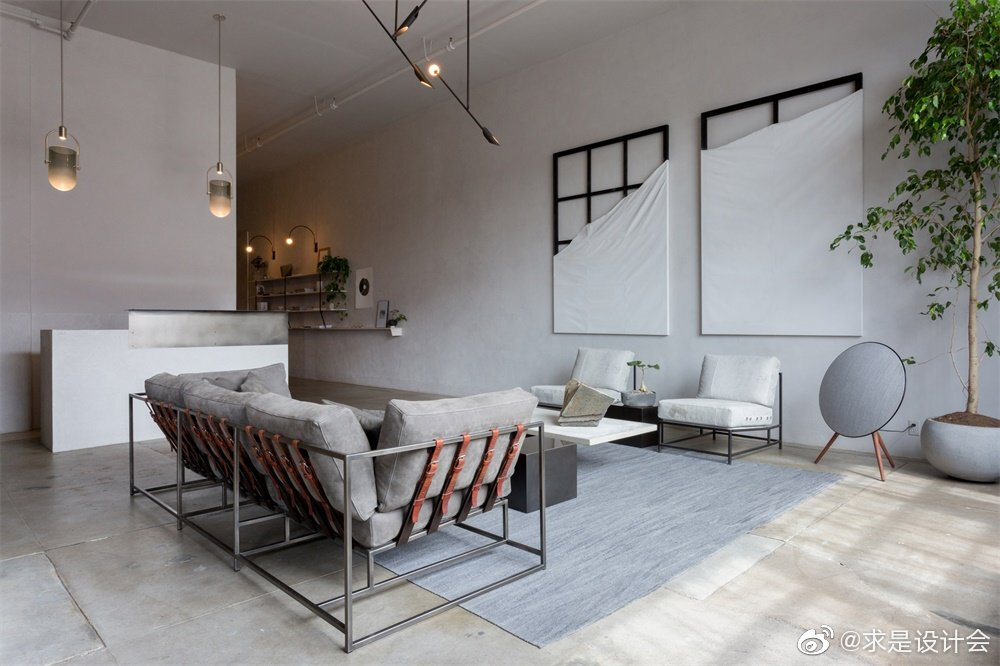 Stephen Kenn工作室将一栋百年厂房内的公寓改造成airbnb风格的出租房，客人可以在这里试用这家洛杉矶公司及其合作品牌设计的家具。阁楼被设计成“半展厅、半微型酒店、半社区空间”。#求是爱设计#