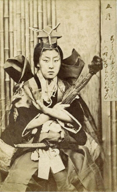 [cp]女武芸者（Onna-bugeisha）指的是属于日本封建贵族的一种女武者。武士家族训练他们的女儿，与武士并肩作战，保卫家族和荣誉、协助主人扩大领土。早在著名的武士阶级出现前，日本战士就训练有素，挥舞着剑和矛，…