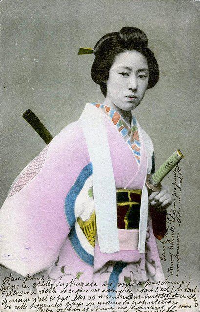 [cp]女武芸者（Onna-bugeisha）指的是属于日本封建贵族的一种女武者。武士家族训练他们的女儿，与武士并肩作战，保卫家族和荣誉、协助主人扩大领土。早在著名的武士阶级出现前，日本战士就训练有素，挥舞着剑和矛，女人精通薙刀、怀剑和短刀术。战争中参与战斗的女性很多，通常与男武士在一起。统计表明战场上有三成的遗体是女性，但这些女性几乎不为历史所提及。
最早的完整范例是神功皇后（公元169-269），以女武芸者之姿在公元200年领导入侵三韩，其丈夫仲哀天皇战死沙场。其他最赫赫有名的女武芸者还有巴御前（p7月冈芳年所绘）、中野竹子和北条政子。p8为歌川国芳于1848所绘，持薙刀的女武芸者。
1