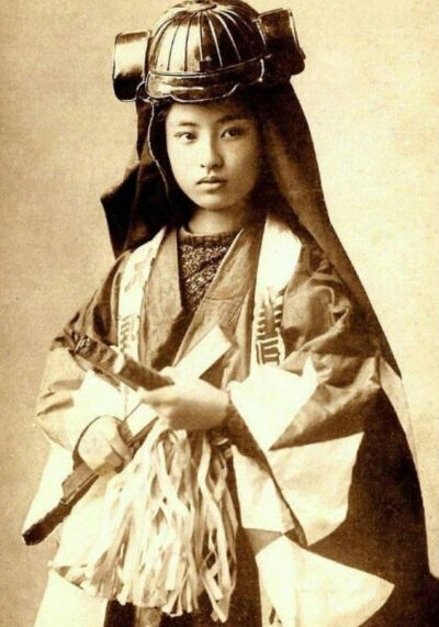 [cp]女武芸者（Onna-bugeisha）指的是属于日本封建贵族的一种女武者。武士家族训练他们的女儿，与武士并肩作战，保卫家族和荣誉、协助主人扩大领土。早在著名的武士阶级出现前，日本战士就训练有素，挥舞着剑和矛，…