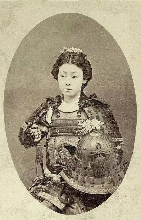 [cp]女武芸者（Onna-bugeisha）指的是属于日本封建贵族的一种女武者。武士家族训练他们的女儿，与武士并肩作战，保卫家族和荣誉、协助主人扩大领土。早在著名的武士阶级出现前，日本战士就训练有素，挥舞着剑和矛，女人精通薙刀、怀剑和短刀术。战争中参与战斗的女性很多，通常与男武士在一起。统计表明战场上有三成的遗体是女性，但这些女性几乎不为历史所提及。
最早的完整范例是神功皇后（公元169-269），以女武芸者之姿在公元200年领导入侵三韩，其丈夫仲哀天皇战死沙场。其他最赫赫有名的女武芸者还有巴御前（p7月冈芳年所绘）、中野竹子和北条政子。p8为歌川国芳于1848所绘，持薙刀的女武芸者。
1