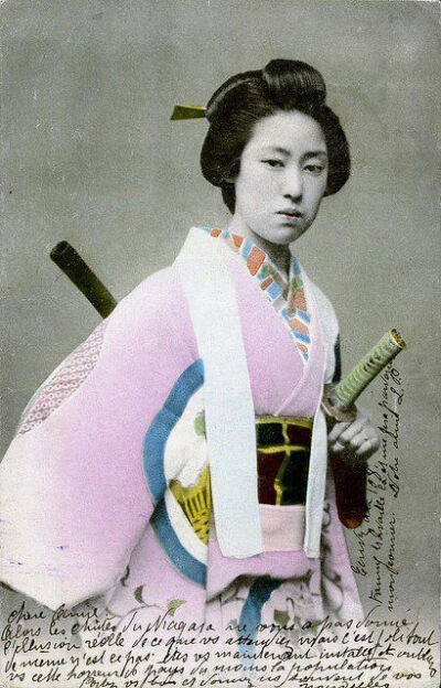 [cp]女武芸者（Onna-bugeisha）指的是属于日本封建贵族的一种女武者。武士家族训练他们的女儿，与武士并肩作战，保卫家族和荣誉、协助主人扩大领土。早在著名的武士阶级出现前，日本战士就训练有素，挥舞着剑和矛，…