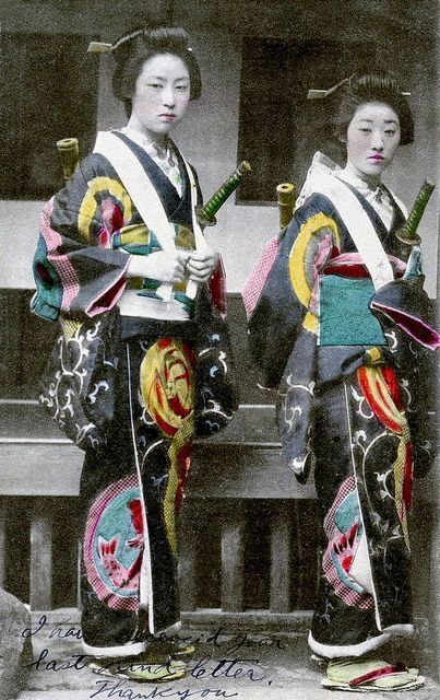 [cp]女武芸者（Onna-bugeisha）指的是属于日本封建贵族的一种女武者。武士家族训练他们的女儿，与武士并肩作战，保卫家族和荣誉、协助主人扩大领土。早在著名的武士阶级出现前，日本战士就训练有素，挥舞着剑和矛，女人精通薙刀、怀剑和短刀术。战争中参与战斗的女性很多，通常与男武士在一起。统计表明战场上有三成的遗体是女性，但这些女性几乎不为历史所提及。
最早的完整范例是神功皇后（公元169-269），以女武芸者之姿在公元200年领导入侵三韩，其丈夫仲哀天皇战死沙场。其他最赫赫有名的女武芸者还有巴御前（p7月冈芳年所绘）、中野竹子和北条政子。p8为歌川国芳于1848所绘，持薙刀的女武芸者。
17世纪江户时代初期，女性在日本社会的地位低下给女武芸者造成了巨大的冲击。早期的武士文化逐渐演化成为一种全新的行为准则，并被称作 “武士道”。曾经在战场上厮杀的武士变成了帝国的官僚，而女性则应该按照社会期望相夫教子，面临一种全新形式的自我牺牲。
19世纪武士阶层走向没落，在西方视角的历史书写中日本女性形象也得到矮化。19世纪末德川家族与天皇军的最终决战时期，中野竹子率领的会津之战被普遍认为是女武芸者