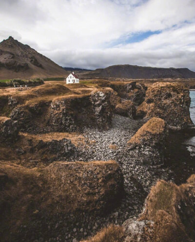 “我童年没有太多机会旅行，便尽量通过读书和电影，看看这个世界。”