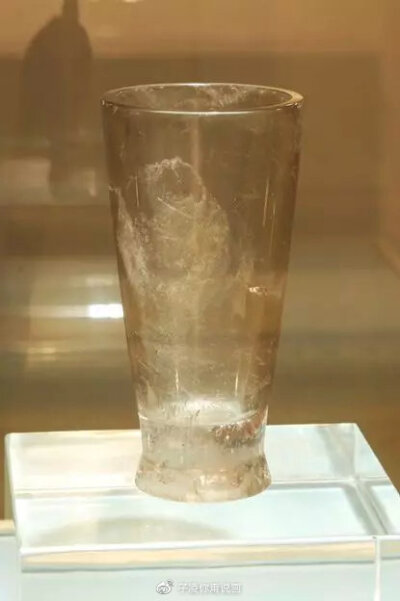战国水晶杯为战国晚期水晶器皿，于1990年出土于杭州市半山镇石塘村，现藏于杭州博物馆。