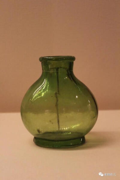 隋椭圆形玻璃瓶，隋唐时代玻璃器的突出成就表现在陈设品、生活用具玻璃器的制作上，主要是玻璃瓶、玻璃茶具、玻璃杯等。现藏于中国历史博物馆。
