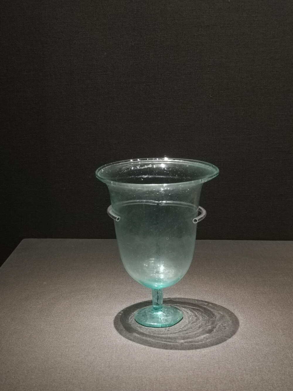 内蒙古通辽市吐尔基山辽代早期墓葬出土的高足玻璃杯，距今近1000年，在当时比金银器还贵重，推测是当时从中亚进口的贵重物品。 ​